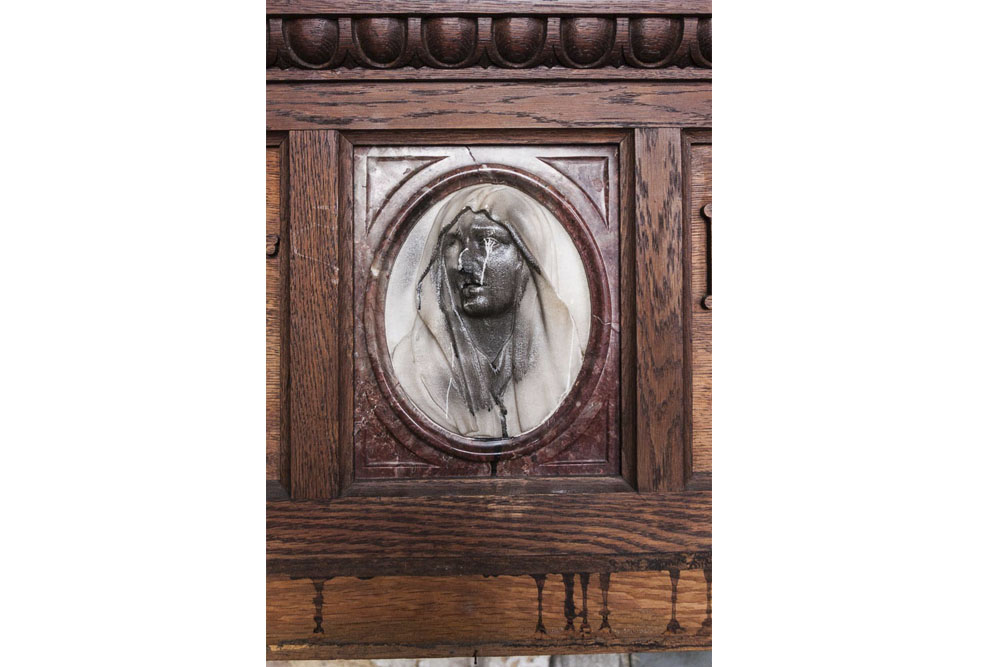 detail van de in hout uitgesneden haardvuur van Château Hohner
